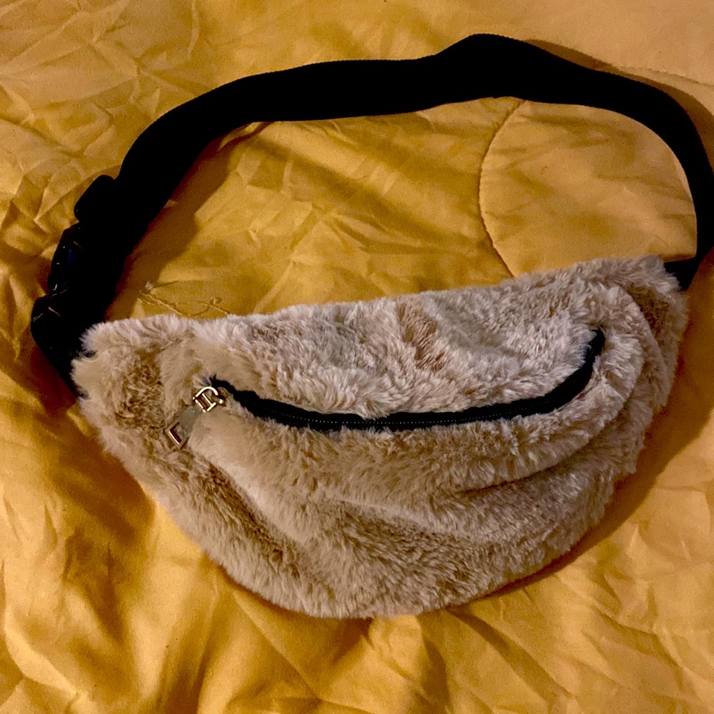 Fanny pack faux fur super cute can fit the smallest to the thickest waists.